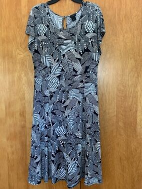 NWT Ann Taylor Black & White Leaf Print stretch Jersey Midi 4 season dress Sz 8